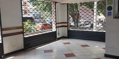 Excelente local en la avenida 80.&nbsp;para restaurante con montaje de cocina , mesa , barras,&nbsp;&nbsp;también tiene un local adaptado para&nbsp;carniceria con bodegas , cavas de frio, tiene también uso de vivienda para construir apartamentos , casa esquinera, precio ajustado al precio del mercado , excelente visibilidad para cualquier tipo de negocio.