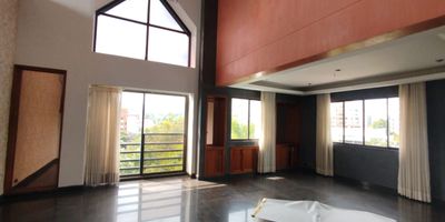 Apartamento duplex en venta y arriendo en Álamos en unidad cerrada, cerca a rutas de transporte público y servicios complementarios de la zona. Cuenta con salacomedor, pisos en cerámica, estudio, tres habitaciones con closet, tres baños, cocina integral en mesón de mármol, estufa, calentador a gas, área de servicios y zona de ropas. La unidad posee de dos parqueaderos cubiertos con dos cuartos útiles, ascensor y planta eléctrica. El apartamento tiene terraza con Jacuzzi privado y vista de 180 grados. Además la unidad ofrece vigilancia durante 12 horas, con circuito cerrado de tv y portería. Inmuebles sujetos a verificación de disponibilidad. Arriendo y Venta Alamos Pereira