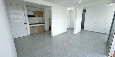 Apartamento en venta de 62m2, con vista interior, ubicado en un piso 12 acceso por ascensor, parqueadero propio. Consta de 2 habitaciones, 2 baños, sala comedor, cocina, balcón y zona de lavandería. Tiene piso cerámico en todas sus zonas. El conjunto cuenta con salón social, zonas verdes, parque infantíl, piscina y vigilancia privada las 24 horas. Cerca a centro comercial Jardín Plaza; cerca a almacenes de cadena D1, Ara y Éxito; cerca a colegio Senderos del Lili; Vías de acceso por la carrera 90 y calle 54C.