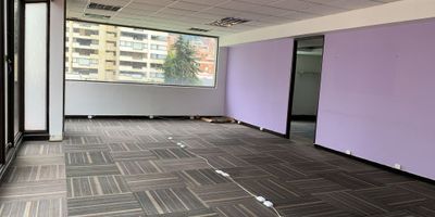 Descubre esta espectacular oficina de 105 m², distribuida en dos amplios ambientes que combinan funcionalidad y estilo. El área cuenta una  recepción que genera una primera impresión inolvidable, un archivo organizado y una sala de juntas abierta, ideal para reuniones y presentaciones. Además, dispone de una práctica cocineta y dos baños, pensados para ofrecer comodidad a su equipo.

Incluye una increíble terraza panorámica de 45 m², perfecta para momentos de descanso o para recibir a clientes en un entorno inspirador. Su ubicación estratégica, en el corazón de la zona económica del país, coloca a esta oficina a pocos pasos de grandes hoteles y con fácil acceso a las principales vías.

Una oportunidad única para impulsar tus negocios en un entorno profesional y de alta visibilidad. ¡Contáctanos para conocer más detalles!