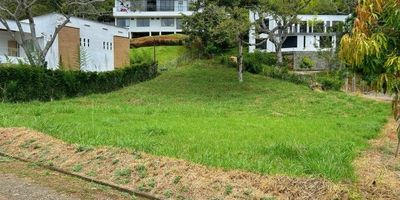 Lote de 1.229 m² en Parcelación Océano Verde, Jamundí

Despierta cada día en un entorno campestre, rodeado de aire puro, tranquilidad y paisajes espectaculares. Este lote es la oportunidad perfecta para construir la casa que siempre has querido.

Ubicado en una parcelación exclusiva, cuenta con un lago, senderos para caminar, zona infantil y un salón social ideal para reuniones con familia y amigos.

Está en una zona con gran proyección de valorización. No pierdas la oportunidad de invertir en este espacio único.

Contáctanos para más información y agenda tu visita.