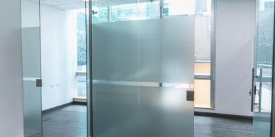 Arriendo Oficina de 207 metros cuadrados. Ubicada en piso quinto, en excelente edificio AAA del Centro empresarial Santa Ana. La oficina cuenta con recepción, cuatro oficinas cerradas, sala de juntas, oficina gerencial con baño privado, espacio abierto para adecuar según necesidad, cuarto de archivo, cuarto de rack, cocineta y tres parqueaderos privados. El edificio cuenta con dos auditorios para reuniones con capacidad para sesenta personas cada uno, batería de baños para hombres, mujeres y discapacitados, en todos los niveles, vigilancia 24/7, tarjetas de acceso, diez ascensores, circuito cerrado de TV, sistema de sensores de humo y movimiento, planta de suplencia total, parqueadero para visitantes, sistema de seguridad con rayos x, detector de armas, cámaras de seguridad. El sector cuenta con parques públicos, hoteles, restaurantes, zona bancaria y comercial. Excelentes vías de acceso como la Carrera Séptima, Carrera 9 y la Calle 116. Transporte público cercano SITP y Sistema Hibrido de Transmilenio.