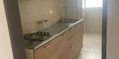 alquilo o Vendo amplio y remodelado apartamento de 110m2 en tercer piso sin ascensor, escaleras de descanso, con vista externa e interna, sala comedor, la habitación principal con walking closet y baño, dos habitaciones auxiliares con closet, baño social, cocina integral, estudio, zona de oficios, parqueadero comunitario. Del conjunto salón social, juegos para niños; Excelente ubicación, cerca a transporte publico , universidades, colegios, supermercados y principales vías de acceso. Mayor información Samuel Morales 3188759735