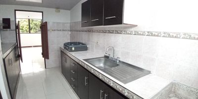 Te presentamos una excelente oportunidad para adquirir un amplio y cómodo apartamento en cuarto piso s/a en una de las mejores zonas residenciales de Cali, ubicado en el Valle del Cauca. Con una superficie de 65 M2 de terreno. Esta propiedad cuenta con 2 alcobas y 2 baños para el confort y comodidad de tu familia. Además, tiene un garaje para estacionar tu vehículo con seguridad.
Su interior cuenta con características que hacen de este apartamento una opción ideal para vivir.  Asimismo, cuenta con servicios de agua y aire acondicionado para mantener un ambiente fresco y agradable durante todo el año. También podrás contar con un baño auxiliar para mayor comodidad en tus reuniones familiares, así como una biblioteca o estudio donde podrás trabajar o estudiar tranquilamente. Además, cuenta con clósets para guardar tus pertenencias de manera cómoda y organizada, depósito y doble ventana para mayor seguridad y confort en tu hogar.