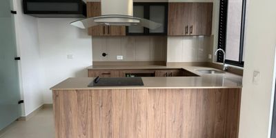 Vive rodeado de naturaleza y tranquilidad en uno de los sectores mas apetecidos de Rionegro, Sector campestre, San Antonio de Pereira. A pocos minutos del CC San Nicolas, Tiendas D1 y comercios de interes, Area: 80 m ,Parqueadero cubierto + cuarto util, 2 balcones, 3 habitaciones, 2 banos, Espacios amplios, iluminados y muy bien distribuidos. Unidad cerrada con porteria 24/7 Zonas comunes: Piscina Gimnasio Salon social Bano turco Ideal para vivir con tranquilidad o como inversion rentable en zona de alta valorizacion.