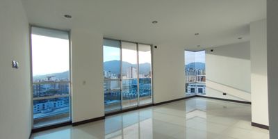 Apartamento en venta en Pinares, con hermosos acabados cuenta con salacomedor, estudio, estar de tv, cocina integral, pisos en Porcelanato y madera laminada, estufa y calentador a gas, cuenta con tres habitaciones, cuatro baños, con una excelente vista, zona de ropas, área de servicios. En conjunto cerrado con zonas verdes, parques infantiles, piscina, gimnasio, salón comunal, sauna turco, placa polideportiva, dos parqueaderos cubiertos y un cuarto útil. En conjunto cerrado. Vigilancia y portería 24 Horas. Inmuebles sujetos a verificación de disponibilidad. Venta Pinares Pereira