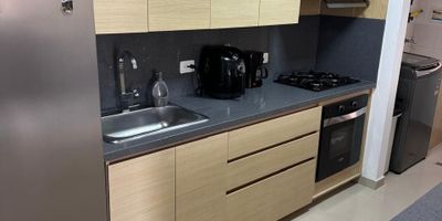 Apartamento en venta en el exclusivo sector Otraparte. Cuenta con tres amplias habitaciones, la principal con vestier y las otras dos con clóset, además de tres baños completos. Dispone de dos parqueaderos privados y dos cuartos útiles, ofreciendo espacio adicional para almacenamiento. Incluye una acogedora biblioteca, una práctica zona de ropas y un clóset de linos que aporta mayor organización. La cocina, de diseño abierto y moderno, se integra perfectamente con los espacios sociales, brindando un ambiente cálido y funcional. Este apartamento es ideal para quienes buscan comodidad, estilo y una excelente ubicación.