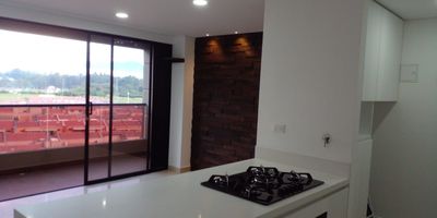 Se renta apartaestudio en la urbanizacion Pietrasanta Campestre, ubicada en San Antonio de Pereira, Rionegro, en un ambiente moderno y luminoso, diseno contemporaneo que maximiza el aprovechamiento del espacio con un area de 52 mt con parqueadero y cuarto util de 1 habitacion, bano, Vestier, cocina, sala comedor y zona de ropas. ideales para quienes buscan una zona tranquila y segura para vivir. Para mas informacion o agendar una visita, no dudes en comunicarte con nosotros que somos su mejor aliado al momento de tomar la decision de adquirir su nuevo hogar.