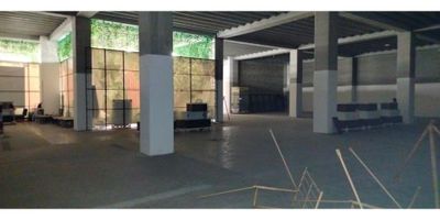 ¡Oportunidad única de arriendo! Local comercial disponible en reconocido Centro Comercial del sector de Madelena, ubicado en una zona de alto tráfico y con una amplia variedad de tiendas y servicios. Este local cuenta con un area de 979 M2, uso semiancla, recomendado para Hogar, papeleria o moda, es un lugar ideal para establecer tu negocio y captar la atención de clientes potenciales. Con excelente visibilidad y acceso conveniente, este local brinda una ubicación estratégica para impulsar el crecimiento y éxito de tu empresa. ¡No dejes pasar esta oportunidad de hacer crecer tu negocio en uno de los centros comerciales más concurridos de la zona sur de la ciudad!
