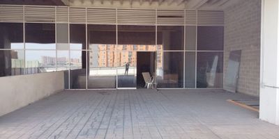 ¡Oportunidad única de arriendo! Local comercial disponible en reconocido Centro Comercial del sector de Madelena, ubicado en una zona de alto tráfico y con una amplia variedad de tiendas y servicios. Este local cuenta con un area de 189,89 M2, uso tenedor, recomendado para Entretenimiento, es un lugar ideal para establecer tu negocio y captar la atención de clientes potenciales. Con excelente visibilidad y acceso conveniente, este local brinda una ubicación estratégica para impulsar el crecimiento y éxito de tu empresa. ¡No dejes pasar esta oportunidad de hacer crecer tu negocio en uno de los centros comerciales más concurridos de la zona sur de la ciudad!
