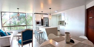 Apartamento para la venta en el Poblado, barrios Castropol por Las Palmas. Remodelado con buenos acabados; cuenta con un área de 77,61 mt2, cerca del Centro Comercial Palma Grande, Euro, Mall Palms Avenue y Carulla Las Palmas. Esta distribuido en:


 Sala comedor.
 Cocina integral abierta con cubierta de inducción, torre de hornos, lavaplatos eléctrico.
 Zona de ropas
 3 habitaciones
 2 baños con lindos acabados
 Vestier
 2 closet
 1 parqueadero
 1 cuarto útil


Una excelente opción para vivir o invertir.
