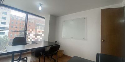 Oficina en venta en Chicó – Calle 100, 20 m². Excelente oportunidad de inversión en una zona estratégica con alto flujo peatonal y vehicular. Ubicada en piso 3, exterior, con excelente iluminación y ventilación natural. Cuenta con buenos acabados, baño privado y batería de baños por piso. Distribución eficiente con capacidad para cinco puestos de trabajo en dos oficinas independientes. Ideal para profesionales, consultorios o pequeñas empresas. Ubicación privilegiada sobre la Av. 15, en zona comercial e institucional de alta valorización. Estrato 5. ¡Invierta en una oficina funcional, rentable y bien ubicada!