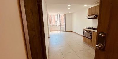 447 - 13049. Apartamento en Arriendo - Sabaneta en el Sector de San Remo
Este apartamento de aproximadamente 54 metros cuadrados ofrece un diseño cómodo y funcional. Cuenta con 2 alcobas, 2 baños, sala comedor iluminada, cocina integral moderna, zona de ropas independiente, balcón con vista agradable ve, 1 clósets y 1 vestier. Además, dispone de parqueadero privado y un cuarto útil para mayor almacenamiento.
Se encuentra ubicado en una unidad cerrada que ofrece portería 24 horas, piscina para adultos y niños, salón social, juegos infantiles, zonas verdes, cancha múltiple, turco, zona BBQ, Sky laundry lounge, gimnasio, cancha de squash, ascensor y shut de basuras. Su ubicación estratégica permite fácil acceso a rutas de buses integradas al metro, vías principales como la regional sur - norte, parque principal Sabaneta, estación metro, además de cercanía a supermercados, centros comerciales y otros servicios escenciales.