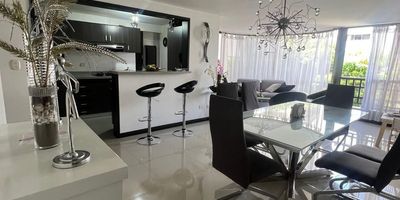 Apartamento en venta en Pinares en unidad cerrada, cerca a supermercados de cadena, rutas de transporte público y servicios complementarios de la zona. Cuenta con salacomedor, pisos en porcelanato y madera, tres habitaciones con closet, dos baños, cocina integral en mesón de granito, estufa, calentador a gas, área de servicios y zona de ropas. La unidad posee de un parqueadero cubierto con cuarto útil, ascensor y planta eléctrica. Además cuenta con circuito cerrado de tv, portería y vigilancia las 24 horas. Inmueble sujeto a verificación de disponibilidad. Venta Pinares Pereira