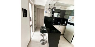 En una de las zonas más cotizadas de Medellín, en el hermoso departamento de Antioquia, se encuentra este encantador apartamento de 50 M2 construidos y privados. Ideal para aquellos que buscan un lugar cómodo y acogedor para vivir. Con 2 amplias alcobas, este apartamento es perfecto para parejas jóvenes o familias pequeñas que buscan su primer hogar en esta hermosa ciudad. Los espacios interiores están muy bien distribuidos y cuentan con acabados de alta calidad. Además, el apartamento cuenta con una ubicación privilegiada en una urbanización cerrada, lo que garantiza la seguridad y tranquilidad de sus habitantes. Sus mascotas no serán un problema ya que esta propiedad admite la presencia de animales. La cocina integral cuenta con una moderna barra estilo americano, perfecta para compartir momentos en familia o con amigos mientras se preparan deliciosas comidas. Los armarios empotrados y los clósets permiten mantener el apartamento ordenado y organizado, aprovechando al máximo cada espacio disponible. También cuenta con un baño auxiliar que brinda mayor comodidad para los residentes. El apartamento cuenta con una vista panorámica que hará que cada amanecer y atardecer sea una experiencia inolvidable. El suelo de cerámica y mármol le brinda un toque elegante y moderno a cada rincón. Además, cuenta con calentador para esos días fríos y zona de lavandería para comodidad de sus habitantes. La propiedad está rodeada de atractivos externos como acceso pavimentado y vigilancia las 24 horas del día, lo que garantiza una mayor seguridad. También cuenta con amplias zonas verdes, perfectas para disfrutar de la naturaleza sin salir de casa. Además, la presencia de un gimnasio, piscina y zonas deportivas promueven un estilo de vida saludable. Con colegios y universidades cercanas, este apartamento es ideal para aquellos que buscan una vivienda cerca de centros educativos. También cuenta con parques cercanos, ideales para realizar actividades al aire l