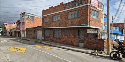 ? Casa y bodega en Venta - Oportunidad de Inversion - Precio Anterior $500.000.000 - AHORA $450.000.000

? Área construida: 286 m²
? Lote: 180 m² (10 m frente x 18 m fondo)

La propiedad cuenta con:


 
 ? 2 apartamentos independientes

 
  
  Cada uno con 3 habitaciones, sala-comedor amplia, cocina y baño
  
 
 
 
 ? Bodega independiente de 80 m²
 
 
 ? Garaje para 2 vehículos
 
 
 ? Terraza amplia
 


? Ubicación estratégica:


 
 A solo 2 cuadras de la estación de TransMilenio El Consuelo
 
 
 Frente al antiguo Centro de Atención Prioritaria Abraham Lincoln
 


? Ideal para microempresa, bodegaje o inversión en renta por niveles.

? Contáctanos para más información o agendar tu visita.
