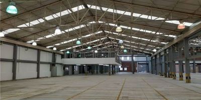 ¡Espacio estratégico y funcional para tu operación logística o industrial!Arrienda esta bodega de 5.050 m de área total construida, diseñada para potenciar la eficiencia de tu empresa. Cuenta conÁrea de bodega de 3.445 m, ideal para almacenamiento o producciónSegundo nivel de 407 m y tercer nivel de 96 m, perfectos para oficinas o áreas administrativasZona de cargue y descargue de 1.104 m con 4 muelles deprimidos que optimizan el manejo de mercancíaAltura libre de 7 m a la cercha y 10 m a la cumbrera, adecuada para maniobras y estanterías industrialesPisos de alta resistencia y área de parqueoUna propiedad pensada para empresas que necesitan espacio, funcionalidad y ubicación estratégica.Contáctanos para más información o agenda tu visita hoy mismo.