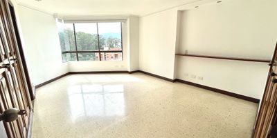 Magnífica oportunidad, ubicado a solo una calle de la avenida el poblado, en el sector milla de oro. Puedes caminar una calle y ya estás en el centro comercial milla de oro, a solo 2 calles está el centro comercial Oviedo y el centro comercial Santa Fe. A todas las mejores partes puedes ir caminando muy cerca. Con gran vista a la ciudad, piso Diez, 3 habitaciones, la principal con baño privado y hermosa vista, las otras dos habitaciones comparten un baño completo, hay un baño Social ingresando al apartamento. Tiene habitación de Empleada con baño completo, y balcón amplio cubierto.  Cocina amplia fácil de remodelar. En si el apartamento está muy fácil para ponerlo a su gusto mejorando pisos y cocina. Apartamento muy iluminado, en Edificio muy seguro y muy bien habitado. Posee también su Parqueadero propio y cuarto útil. También ascensor. Y Porteria 24 horas con vigilancia.