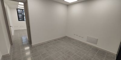 Se arrienda  consultorio para estrenar de 35 m, ubicado en el sector de Estadio Laureles  en Medellin, una zona estrategica y de alta valorizacion. El espacio cuenta con un bano privado, ideal para profesionales de la salud o servicios especializados. El edificio ofrece vigilancia 24 horas, lo que garantiza seguridad y tranquilidad, ademas de parqueadero para visitantes. Su ubicacion es privilegiada: cercano a importantes vias como la avenida Colombia , con facil acceso a rutas de transporte publico y a pocos minutos de la estacion del Metro. Valor $ 3.800.000 + IVA administracion incluida 