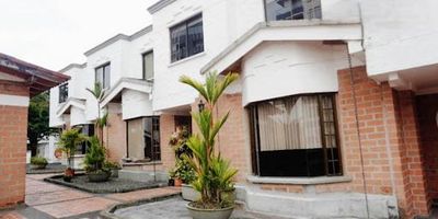 VENTA DE ESPECTACULAR CASA EN ÁLAMOS! Descubre esta hermosa casa de 3 pisos, completamente remodelada, ubicada en una de las zonas más tranquilas y residenciales.
Características: Área construida: 300 m². 4 habitaciones amplias, 4 baños modernos, tina, Habitación de servicio con baño, 2 parqueaderos privados, hermosa terraza ideal para reuniones, acogedor antejardín. Diseño actualizado, con acabados de alta calidad. Excelente ubicación, cerca de parques, zonas comerciales y vías principales. Precio negociable
Contáctanos para agendar tu visita.