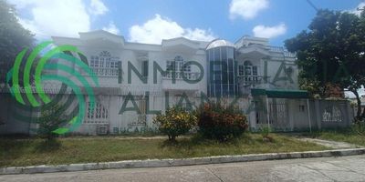 Casa comercial, grande, bonita, bien ubicada esquinera en el barrio el Recreo, con área de 400 M2, Consta de ante jardín, lobby al ingreso, cafetería,  2 salones amplios para reuniones, 13 habitaciones 3 de ellas pequeñas para bodegas, 6 baños 1  aire condicionado para discapacitados, tercer piso cuenta con Kosok con baño y un apartamento para evento, garaje grande.