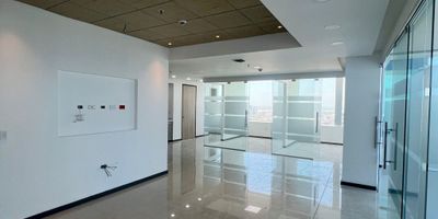 Oficina y tres parqueaderos en venta en el norte de Barranquilla, a unos pasos del Country Club; Tiene 129.46 m2, con vista a la ciudad y al río. Consta de área de operaciones con divisiones, cocineta  y un baño. Ubicada en un centro empresarial,  uno de los mejores y más exclusivos edificios, el cual cuenta con vía privada de acceso y bahía de parqueo, parqueaderos cubiertos para visitantes, ascensores independientes para parqueaderos y zona comercial en el primer nivel. cerca a zona bancaria de Alto Prado y fácil acceso de transporte.