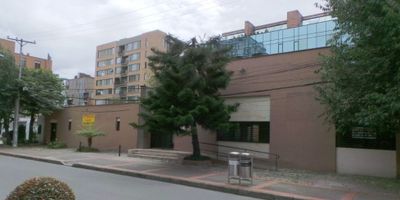 Código: 915FR6791 Se negocia Lote esquinero para uso residencial y comercial ubicado en sector exclusivo de la ciudad. Tiene 20 metros de fondo por la calle y 38 metros de largo por la carrera 17. Tiene construcción y adecuaciones para funcionaminento de oficinas, actualmente sin uso, habitado por el personal de vigilancia. Cuenta con medidores de energía eléctrica y agua instalados, no se cuenta con acometida de gas natural. Permiso de construcción hasta de 8 pisos. Cerca a vías principales como la autopista norte, calle 94, calle 92, carrera 15.
