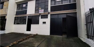 Código: 915FR6792  Amplia casa de dos niveles con una ubicación privilegia en el barrio Chicó Miranda. Cuenta con siete habitaciones, tres baños, cuatro parqueaderos, una terraza interna, una zona de lavado y un espacio para cocina.  Su tamaño y ubicación la hace ideal para USO RESIDENCIAL O COMERCIAL. Cerca a avenidas principales como la calle ciento seis, carrera once, calle cien, carrera novena, carrera séptima, calle ciento diez y seis.
