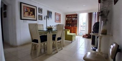 Código: 915FR6867 Te ofrecemos este cómodo y amplio apartamento en Los Parrales-Comuna 5 de Ibagué.  Tres habitaciones amplias, la principal con baño privado. Un baño social.  Cocina integral con zona de ropas independiente. Espacio para sala-comedor con un balcón de 2m2. Parqueadero cubierto.  No tiene ascensor.

Agenda tu cita.
