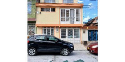 Código: 9156FR846 Amplia casa de 3 pisos en Tulio Varón, Ibagué. Muy cómoda y espacios bien distribuidos. Tiene 3 habitaciones, 3 baños, espacio para sala y comedor, cocina integral, garaje cubierto, patio trasero, zona de ropas y espacio para estudio/biblioteca. un espacio ideal para familias.

Agenda tu cita.
