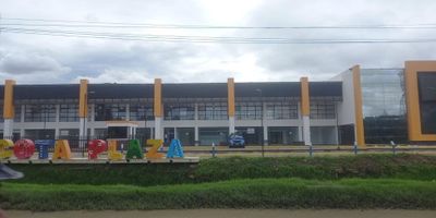 Código 915FR6911 : Local amplio en centro comercial Dacota Plaza, ubicado sobre la variante Cota-Chía. Ubicación estratégica cerca al ingreso principal del centro comercial.  El local tiene todos los servicios habilitados con posibilidad de pomner baño privado, tiene gran altura para cualquier tipo de negocios como restaurante, supermercado, concesionarios, etc.  El Centro Comercial tiene parqueaderos para visitantes sin costo, vigilancia 24/7, planta eléctrica, tanque de reserva de agua y realiza actividades abiertas al público para atraer visitantes como Misas, Clases de Zumba y aeróbicos.  El canon incluye administración.
