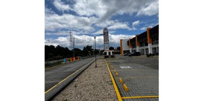 Código: 915FR6980 Local amplio en centro comercial Dacota Plaza, ubicado sobre la variante Cota-Chía. Ubicación estratégica cerca al ingreso principal del centro comercial.  El local tiene todos los servicios habilitados con posibilidad de pomner baño privado, tiene gran altura para cualquier tipo de negocios como restaurante, supermercado, concesionarios, etc.  El Centro Comercial tiene parqueaderos para visitantes sin costo, vigilancia 24/7, planta eléctrica, tanque de reserva de agua y realiza actividades abiertas al público para atraer visitantes como Misas, Clases de Zumba y aeróbicos.  El canon incluye administración.
