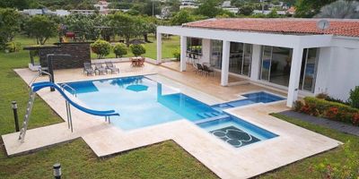  Codigo. 915FR6981 . CASA CAMPESTRE ubicada en La Vereda La Meseta , Apulo, En él cojunto VILLAS DE ORQUÍDEAS.
La casa  cuenta con una área construida de 676 mts, en un muy amplio lote de 6.260 mts. Una modera casa, tiene sala comedor con una modera cocina abierta , salón de juegos, cocina despensa, zona de lavandería, 6 alcobas, 7 baños, terraza, piscina, jacuzzi, sauna, parque de niños, deposito, parqueadero para  10 carros y energía solar.
El Condominio campestre está conformado por 84 lotes y actualmente hay unas 60 casas construidas. Tiene piscina y salón comunal, oratorio, cancha múltiple, cancha de tenis y tiene acceso por 2 porterías situadas en los extremos del Condominio que cuenta con vigilancia 24/7.
Ubicado a 10 minutos de Anapoima.
