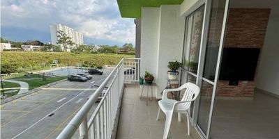Código: 915FR6906 Decídete a vivir rodeado de naturaleza con este apartamento amplio, iluminado y con balcón en el condominio Campestre Verdú II, Armenia.  Cocina abierta, con zona de ropas independiente.  Zona social para sala y comedor con salida a un balcón grande con vista  al conjunto. Tres habitaciones, la principal con baño privado, un baño social, depósito y parqueadero independiente descubierto.  El conjunto te ofrece piscina, zona infantil, zona bbq, gimnasio al aire libre, parqueadero de visitantes, zona de fogata, zona de joggin, parque para mascotas, miradores, canchas múltiples. 

