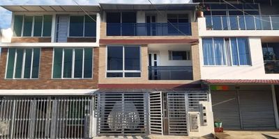 Se vende espectacular casa en sector la Pampa, Barrio Parques de Occidente, al lado de Villa Celeste, tiene con tres apartamentos independientes totalmente terminados y con servicios independientes.
Primer piso cuenta dos habitaciones con closet, sala comedor, cocina integral, dos baños, patio de ropas, depósito y un amplio parqueadero.
Segundo piso cuenta con dos habitaciones con closet, sala comedor, cocina integral, dos baños, patio de ropas y balcon.
Tercer piso cuenta con dos habitaciones con closet, sala comedor,cocina integral, dos baños, patio de ropas, mezanine y un balcon.
A una cuadra de transporte, cerca de zona comercial, importantes vías  e importantes supermercados.