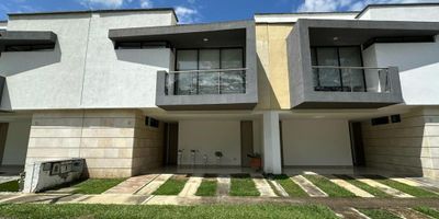 Venta casa también puerta cerrada 800 millones En una exclusiva ubicación, se encuentra esta impresionante casa con 4 habitaciones y 4 baños distribuidos en 245 metros cuadrados. Con un diseño elegante y moderno, cada espacio ha sido cuidadosamente diseñado para ofrecer comodidad y estilo. Los amplios ventanales permiten la entrada de luz natural, creando un ambiente cálido y acogedor. La cocina, equipada con electrodomésticos de alta gama, es el lugar perfecto para disfrutar de momentos culinarios inolvidables. Además, cuenta con 2 parqueaderos para mayor comodidad. Esta propiedad es ideal para aquellos que buscan un hogar sofisticado y lleno de encanto. ¡No pierdas la oportunidad de hacer de esta casa tu nuevo hogar! 3008009649 katalina Cardona