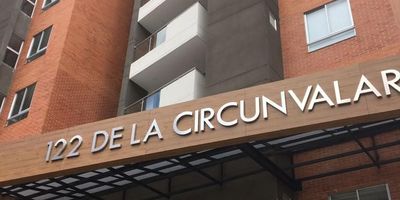 Venta de Apartamento en Alto de Cristales (Oeste de Cali)

Ubicación: Alto de Cristales, Oeste de Cali
Valor de venta: $870.000.000
Administración: $970.000
Área construida: 123 m²
Piso: sexto (6)

Habitaciones: 3 (dos con baño privado)
Baños: 4 (incluye baño social y baño de servicio)
Cocina: Integral con isla
Cuarto de servicio: Con baño y entrada independiente
Zona social: Sala-comedor con balcón
Vista: Panorámica hacia el Monumento de Cristo Rey

Parqueaderos: 2 (paralelos, uno al lado del otro)
Depósito: Grande
Ascensores: 2

Zonas comunes: Piscina, turco, gimnasio y salón social en proceso de entrega para mitad de año. Todo será completamente nuevo.
cel. 3116232996 - 3172635603