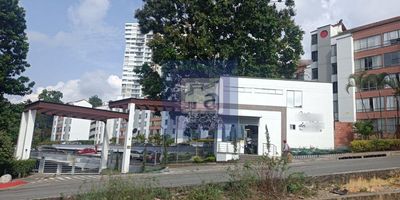 cod. 5721 - se arrienda apartamento floridablanca, 3 alcobas con closet 2 con camas, alcoba principal con baño, sala comedor, cocina integral con nevera, 1 baño auxiliar, zona de ropas con lavadora, pisos cermica, vigilancia, citofono, salon social, piscinas, parqueadero, valor admon ($294.200) a la fecha, pendiente definir con la administracion del conjunto.