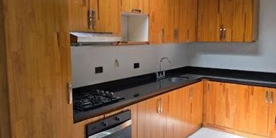 Arriendo apartamento en Envigado, sector calle de la buena mesa, 120 mts, 3 alcobas, una de ella con sala de STAR, 2 baños cabinados, amplia sala, comedor independiente, cocina integral y 2 patios.