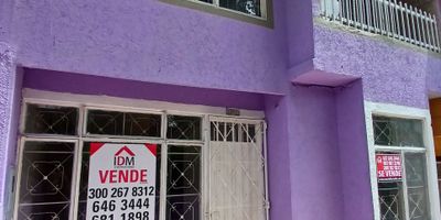 Se vende amplia y cómoda casa ubicada en MIRADOR DE ARENALES en Girón.
Consta de
Sala comedor.
Cocina tradicional con mueble superior e inferior.
Cuatro habitaciones.
Dos baños auxiliares.
Zona de ropa.
Terraza.
Cercano a parqueadero, transporte público y zona comercial.