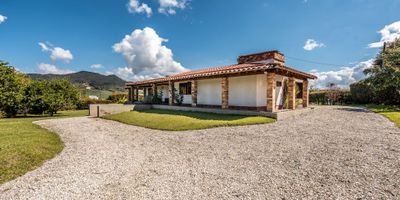 Finca en arriendo en Marinilla, Antioquia. Cuenta con un lote de 3.425 m2 y un área construida de 320 m2, 5 alcobas, 4 baños, garaje para 2 vehículos, cocina integral, salón chimenea, comedor, patio interior, red de gas e internet, árboles frutales, caballeriza para 4 caballos y cuarto útil para caballerizas. 

Se ubica en el Municipio de Marinilla en la vereda Rivera, a 10 minutos de la autopista y a 25 minutos de marinilla, carmen de Viboral y santuario, a 30 minutos de Rionegro. Es parcelación de 8 lotes, 6 construidos.
