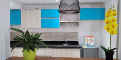 Inversionista Precio de oportunidad
Se vende acogedor apartamento en primer piso vista exterior con excelente privacidad, ubicado en el barrio El Refugio, en la zona sur central de Cali. El inmueble cuenta con tres habitaciones, siendo la principal con baño privado y vestier, dispone además de un segundo baño, cocina integral, zona de lavado, garaje propio ubicado en el sótano de la unidad residencial, zonas verde y piscina. 
El apartamento está libre de deudas y listo para ser escriturado, lo que facilita una compra rápida y segura. Ideal para familias que buscan comodidad y buena ubicación.
Generando renta hasta julio de 2026.  
Se recibe solo efectivo,