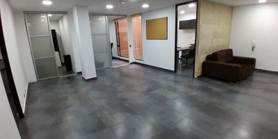 Excelente oficina de 101 m², distribuida en 6 espacios de trabajo y un área abierta amplia, ideal para empresas que buscan funcionalidad y versatilidad. Cuenta con baño privado, cocineta, pisos en cerámica, cableado estructurado, vista exterior y 2 garajes en línea.
Ubicada en un edificio con ascensor, baños comunales por piso y vigilancia, con excelente conectividad cerca del Parque de la 93, zonas comerciales, restaurantes y vías principales de fácil acceso.
Nota: opción de arriendo amoblada por $6.300.000 + IVA.