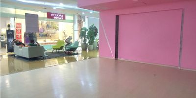 Con una excelente ubicación, este local se encuentra rodeado de las mejores marcas y servicios, lo que garantiza una alta visibilidad y afluencia de clientes, ademas el centro comercial es conocido por su elegancia. Lo que permitira establecer tu negocio. Piso en ceramica, aire acondicionado central, techo cielo raso, baños comunales y vigilancias las 24 horas.
