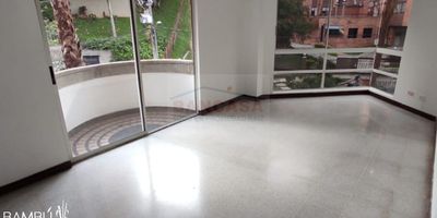 Apartamento hermoso en Medellín, sector Palmas, cerca al Restaurante Asia, excelente iluminación, área aprox 83 mts, cuenta con 2 alcobas, 2 baños, 1 alcoba de servicio con baño, en total son 3 baños, parqueadero doble paralelo, cocina integral, pisos en cerámica, balcón, vestier, aproveche, tiene ascensor, cocina integral piso cerámica, precio incluye administración, NO tiene cuarto útil, unidad con portería 12 horas, zonas verdes. COD 26999