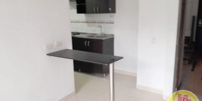 Código: 5478. 16° Piso en edificación de 19 pisos. Acceso al inmueble: Directo a la vía, sendero peatonal y ascensor. Alcobas con puertas, baño cabinado en acrílico, calentador a gas y cocina con cubierta. Administración de $130.000. PRECIO NEGOCIABLE.