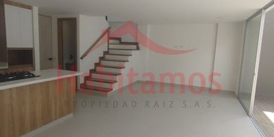 ¡Encuentra tu nuevo hogar en esta hermosa casa en Llanogrande, Rionegro!Ubicada en uno de los sectores más tranquilos y verdes de la ciudad, esta unidad de 177m2 cuenta con todo lo necesario para una vida plena y confortable, cuenta con parqueadero para visitantes, ubicada en unidad cerrada, lo que asegura tu tranquilidad y seguridad las 24 horas. Fácil acceso a los mejores colegios de la zona y de los principales centros comerciales, ofreciendo todas las comodidades a tu alcance. El transporte público pasa frente a la unidad para una completa movilidad.¡ Agéndate!