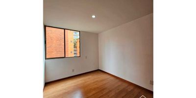 Se vende apartamento en Envigado, piso 4 de 106 m² distribuidos en: Tres habitaciones con closet, dos baños con opción de añadir un tercero, zona infantil, gimnasio, piscina, zona de ropas, un parqueadero y cuarto útil. Es estrato 5.

El inmueble destaca por sus excelentes acabados y buena iluminación. Está ubicado en un sector amigable, cerca al Euro la Frontera, el Centro Comercial São Paulo Plaza, Estación Ayurá del metro, y establecimientos comerciales.



Este apartamento en Envigado, se vende por $800.000.000






