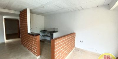 Código: 5559. 2° Piso en edificación de 2 pisos. Acceso al inmueble: Directo a la vía y escalas. 1 Alcoba con puerta. Valor de venta negociable; Casa dúplex, área construida 60 M2 aproximada, área libre 60 M2 aproximada (terraza), área total 120 M2.