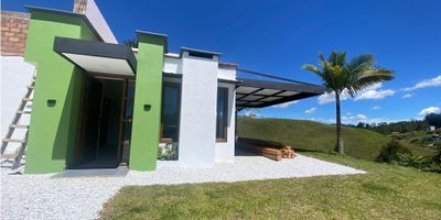 ?Arriendo Finca Vereda El Garzonas, Rionegro?

✅ Características:


 
 Consta de una habitación con closet, sala, comedor,cocina integral con pipeta de gas, proximamente calentador. Amplias zonas verdes
 
 
 área: 100 mts contruidos, 2.000 mts aprox de terreno
 
 
 Nivel: 1
 
 
 Estado:Nuevo
 
 
 Parqueadero: Si, aproximadamente para 5 carros
 


? Entorno:


 
 Sector campestre que será perfecto para momentos de relajación y confort.
 


 

?️ Descripción de la unidad o barrio


 
 Comodidades: Zonas verdes, arboles.
  
 

